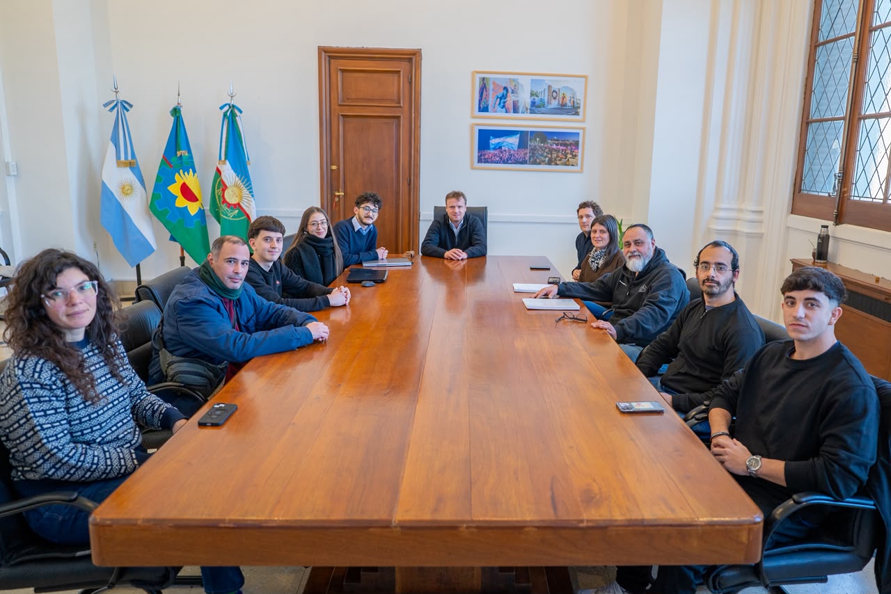 El equipo de desarrollo del ISFT N.º 130 reunido con el Intendente de Olavarría en el Palacio Municipal